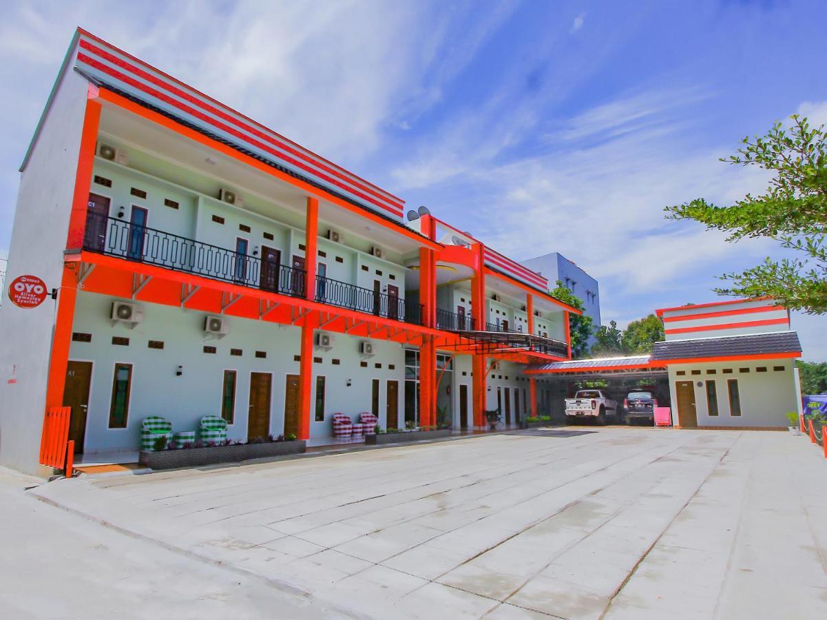 Oyo 90063 Silver Homestay Syariah Perabumulih エクステリア 写真