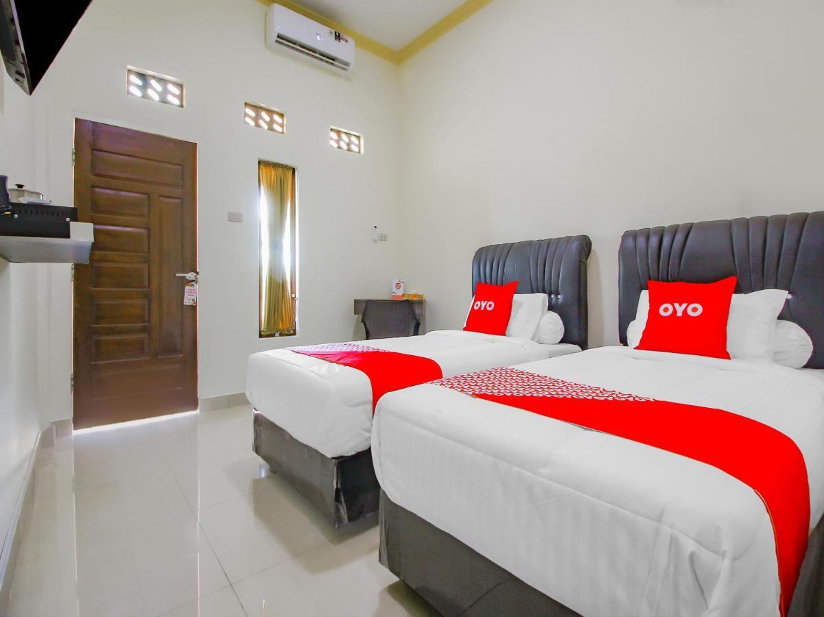 Oyo 90063 Silver Homestay Syariah Perabumulih エクステリア 写真