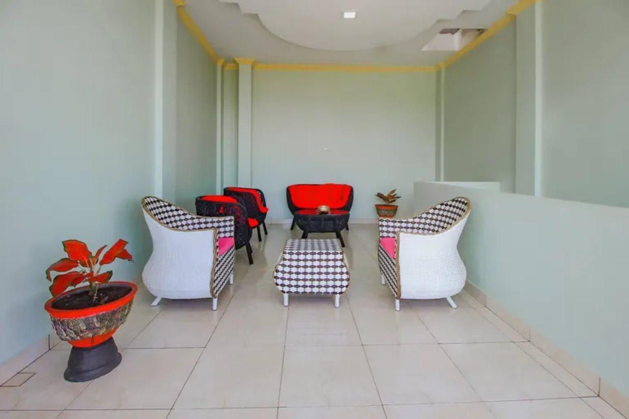 Oyo 90063 Silver Homestay Syariah Perabumulih エクステリア 写真